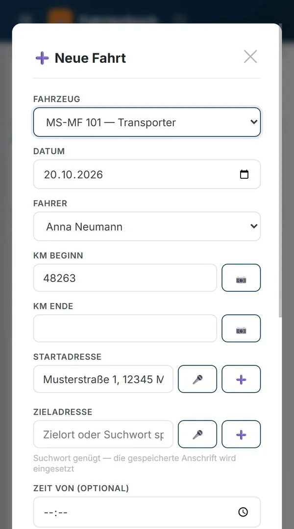 Fahrtenbuch-App auf dem Handy: Formular „Neue Fahrt“ mit Fahrzeug, Datum, Fahrer, Kilometerstand und Adressen